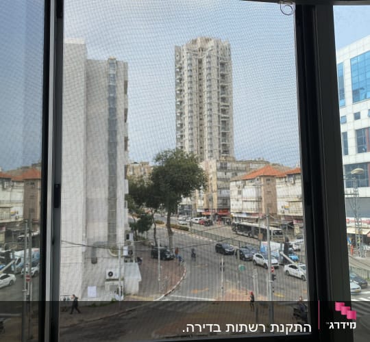 חלון אלומיניום פתוח עם רשת נגד יתושים